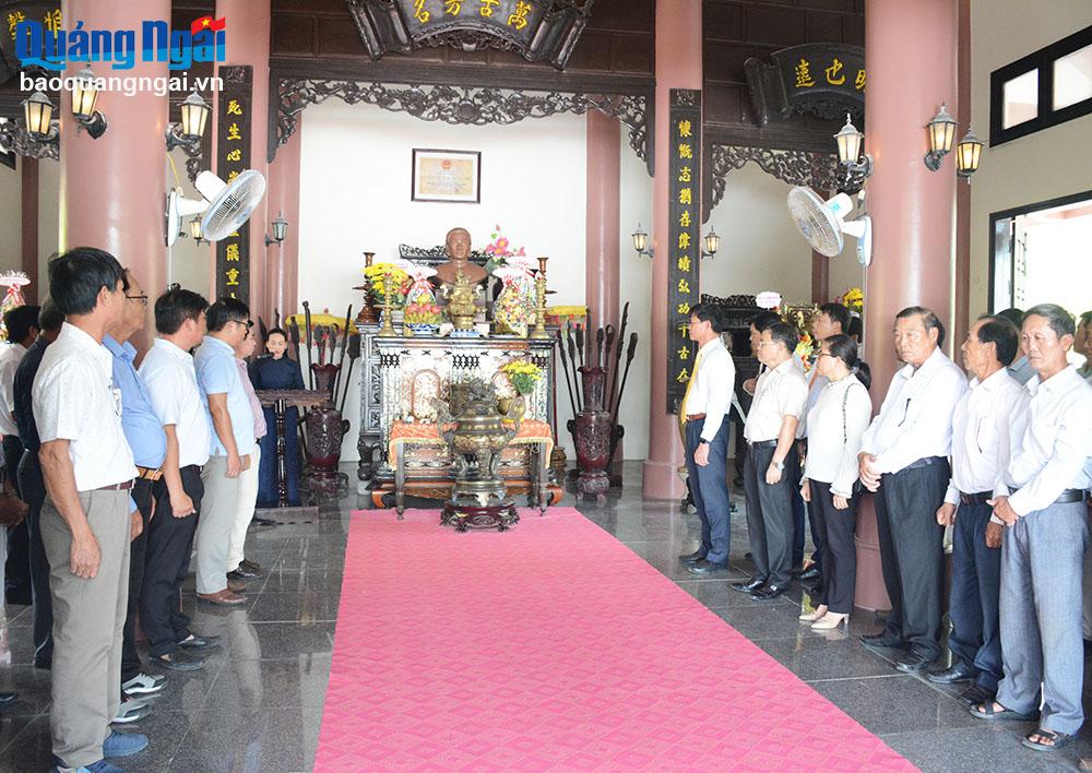 Các đại biểu tham gia Lễ Tưởng niệm 159 năm ngày Anh hùng dân tộc Trương Định tuẫn tiết
