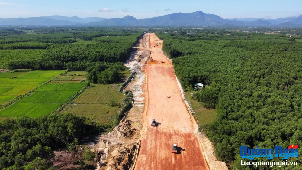 Đoạn tuyến cao tốc Quảng Ngãi - Hoài Nhơn có tổng chiều dài 88km, trong đó 60,3km thuộc địa phận tỉnh Quảng Ngãi và 27,7km thuộc địa phận tỉnh Bình Định. Để đảm bảo tiến độ. nhà thầu thi công đang đẩy nhanh thi công, kể cả làm việc xuyên đêm, xuyên lễ.