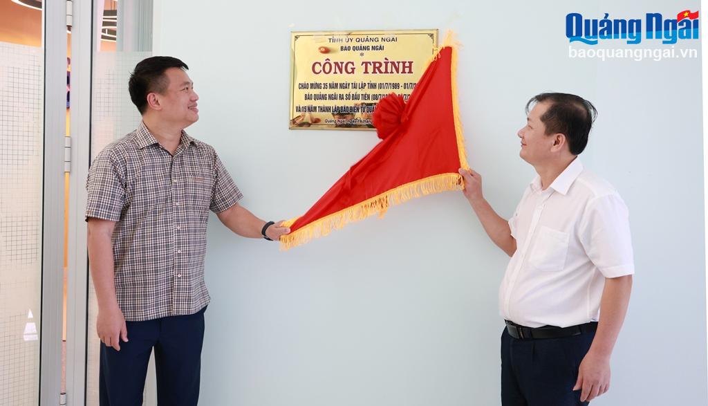 Standing Deputy Secretary of the Provincial Party Committee, Head of the Provincial National Assembly Delegation Dang Ngoc Huy and Editor-in-Chief of Quang Ngai Newspaper Nguyen Phu Duc performed the ceremony of attaching the plaque of the Project to celebrate the 35th anniversary of the province's re-establishment, the 35th anniversary of the first issue of Quang Ngai Newspaper and the 15th anniversary of the establishment of Quang Ngai e-newspaper.