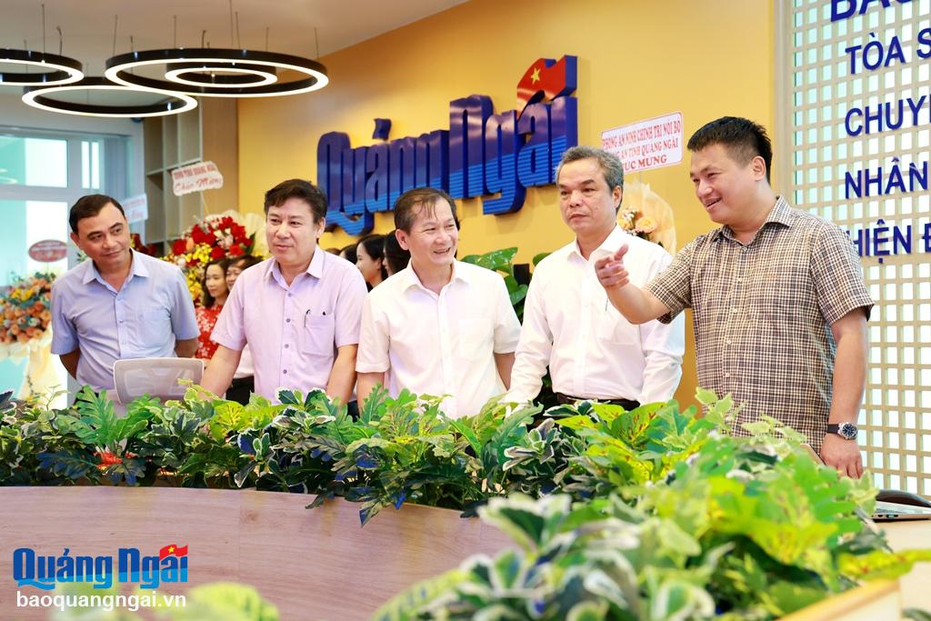 Provincial leaders visited the Quang Ngai Newspaper's editorial office.