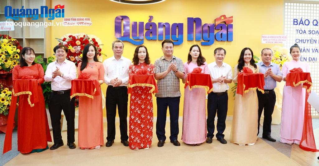 Provincial leaders and Quang Ngai Newspaper performed the ribbon-cutting ceremony to inaugurate the Studio Room and the Convergence Newsroom.