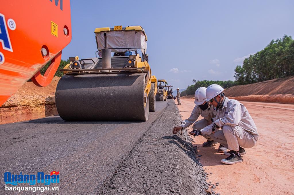 Đến nay, đã đào thông 2 trong số 3 hầm xuyên núi trên tuyến, đã triển khai thi công 58/77 cầu, đắp nền đường 3,3/12,1 triệu m3. Sản lượng thực hiện đạt khoảng 22% tổng khối lượng.