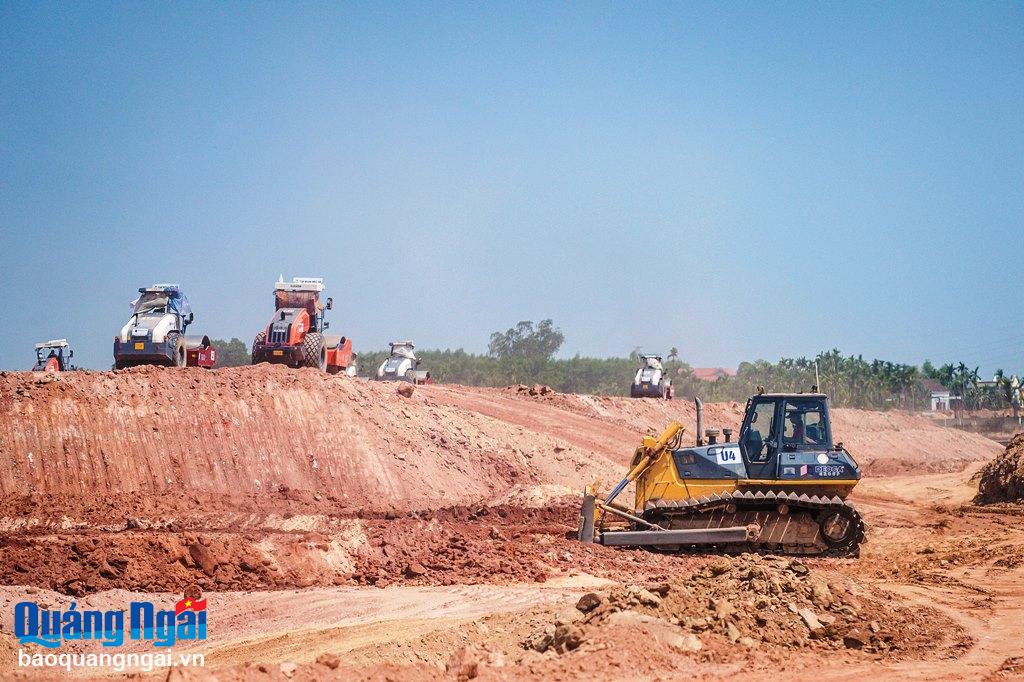 Trên tuyến cao tốc Quảng Ngãi – Hoài Nhơn có 3 hầm xuyên núi, 77 cầu, 586 cống, 81 hầm chui dân sinh, trong đó lớn nhất là cầu bắc qua sông Vệ có chiều dài 610m.