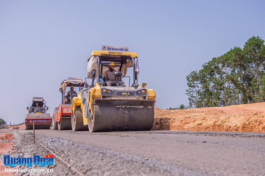 Ttranh thủ thời tiết thuận lợi, các nhà thầu huy động tối đa nhân lực, máy móc, thiết bị đẩy nhanh tiến độ.