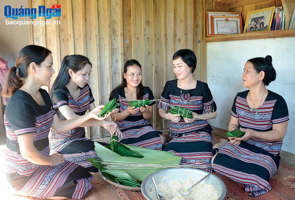 Chị em phụ nữ Hrê ở xóm Đèo, thôn Trung Mỹ, xã Hành Dũng (Nghĩa Hành) gói bánh lá truyền thống.	