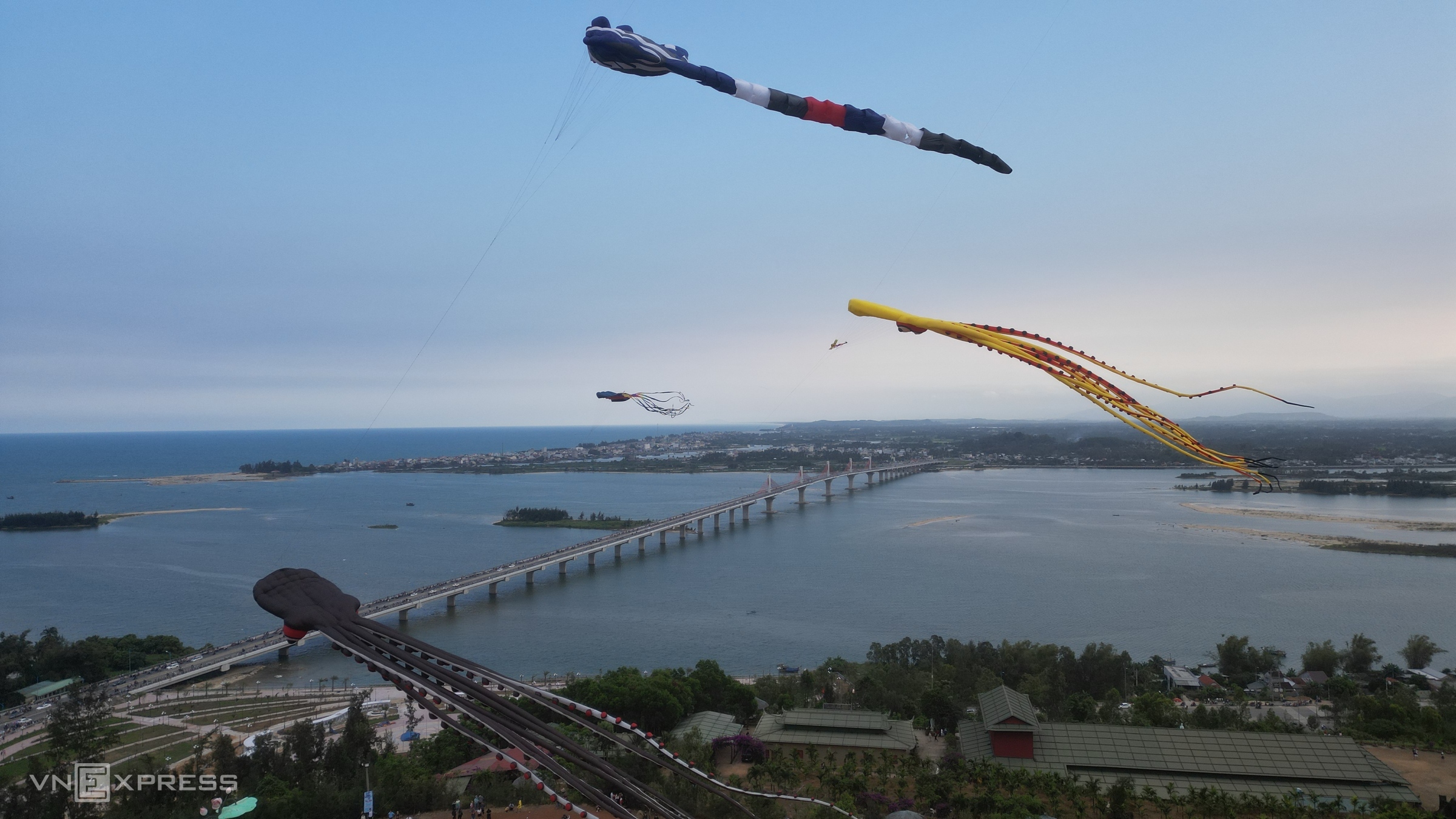 Festival de cerfs-volants sur la rivière Tra Khuc