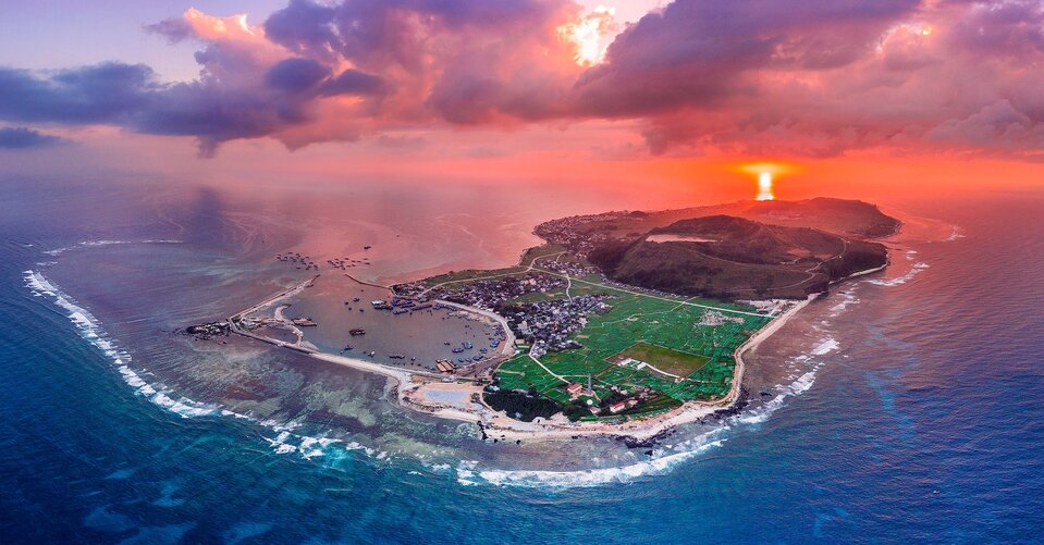 Touristen, die nach Quang Ngai kommen, haben vom 30. April bis zum Ende des Sommers keinen Mangel an Spielplätzen.