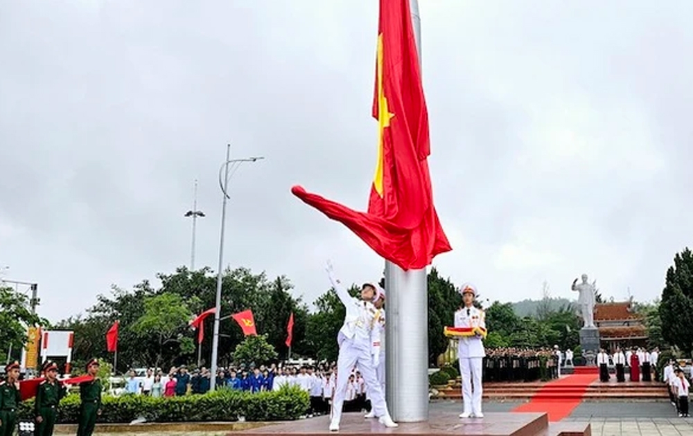 Nghi lễ thượng cờ trên đảo Cô Tô nhân kỷ niệm 63 năm Ngày Bác Hồ ra thăm đảo.