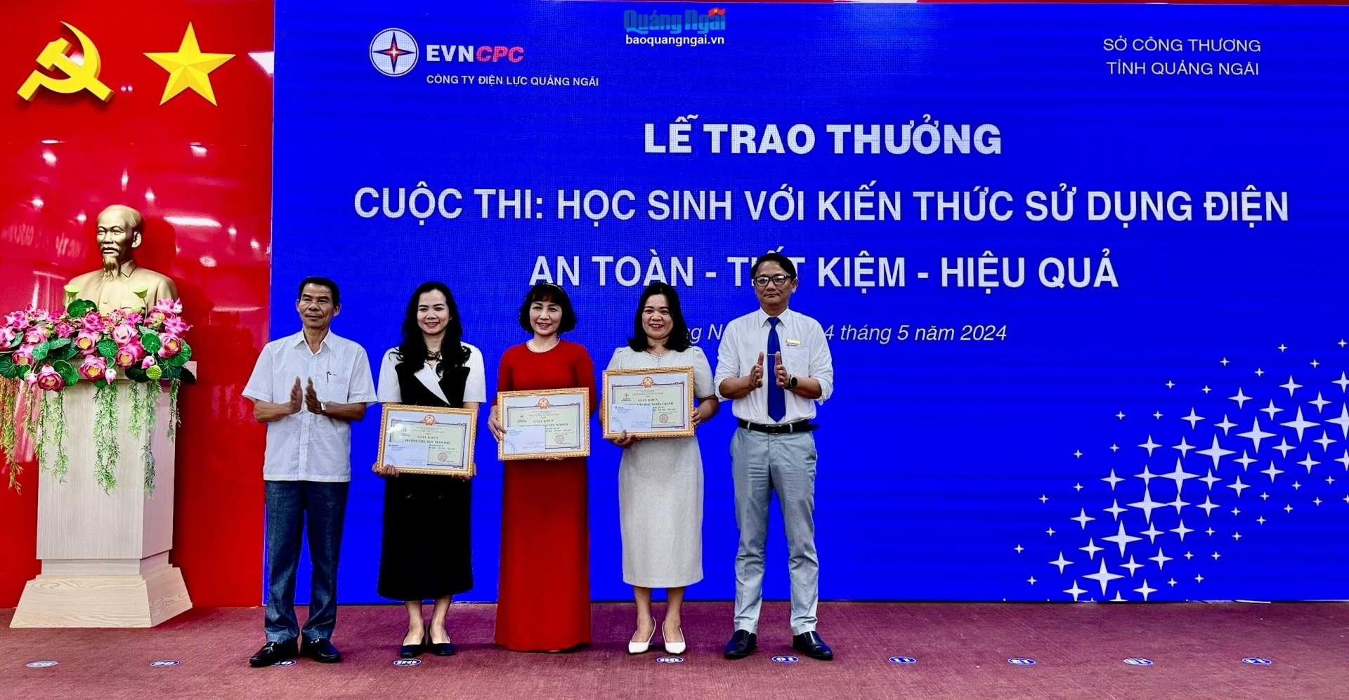 Trao giấy khen cho 3 trường học có nhiều bài dự thi Cuộc thi Cuộc thi “Học sinh với kiến thức sử dụng điện an toàn - tiết kiệm - hiệu quả ”.