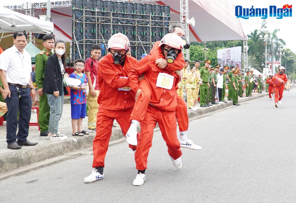 Nội dung thi thực hành cứu người trong đám cháy.