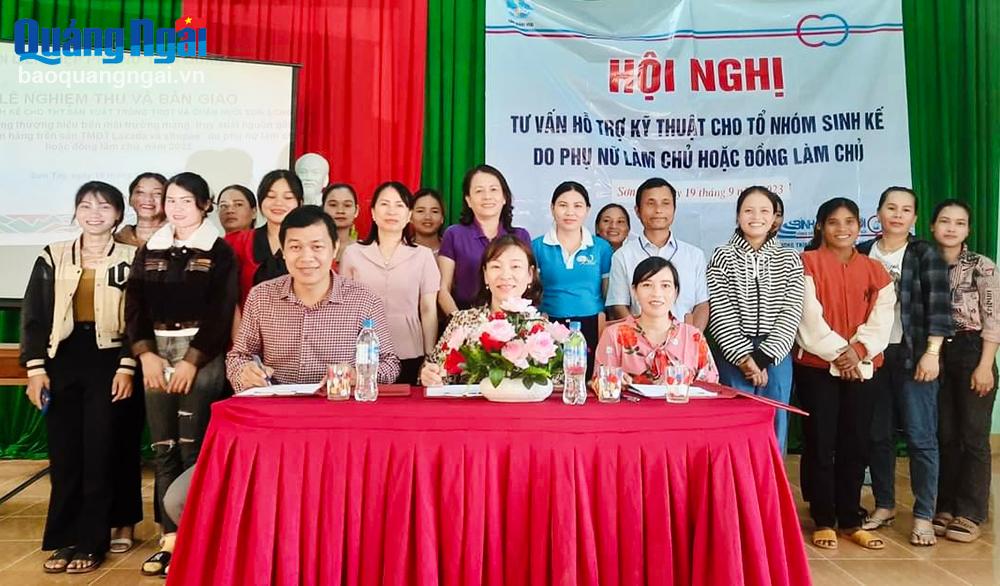 Đại điện Hội LHPN tỉnh và các đơn vị liên quan ký kết bàn giao hỗ trợ mô hình sinh kế cho Tổ hợp tác sản xuất, trồng trọt và chăn nuôi xã Sơn Long (Sơn Tây). 
Ảnh: Hội LHPN tỉnh cung cấp