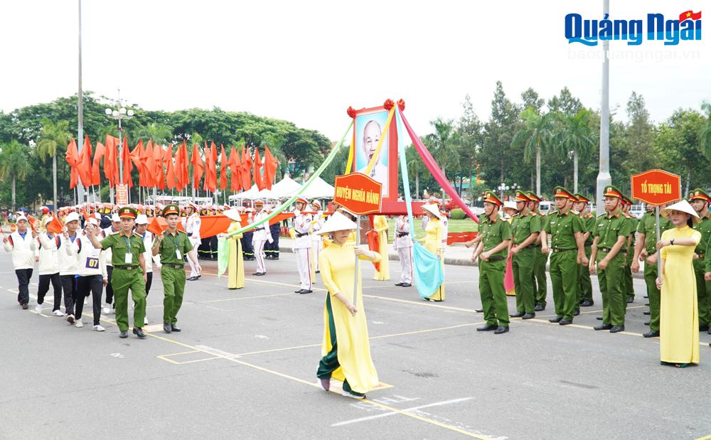 Hội thi mở đầu bằng phần diễu hành biểu dương lực lượng củ các đội dự thi.