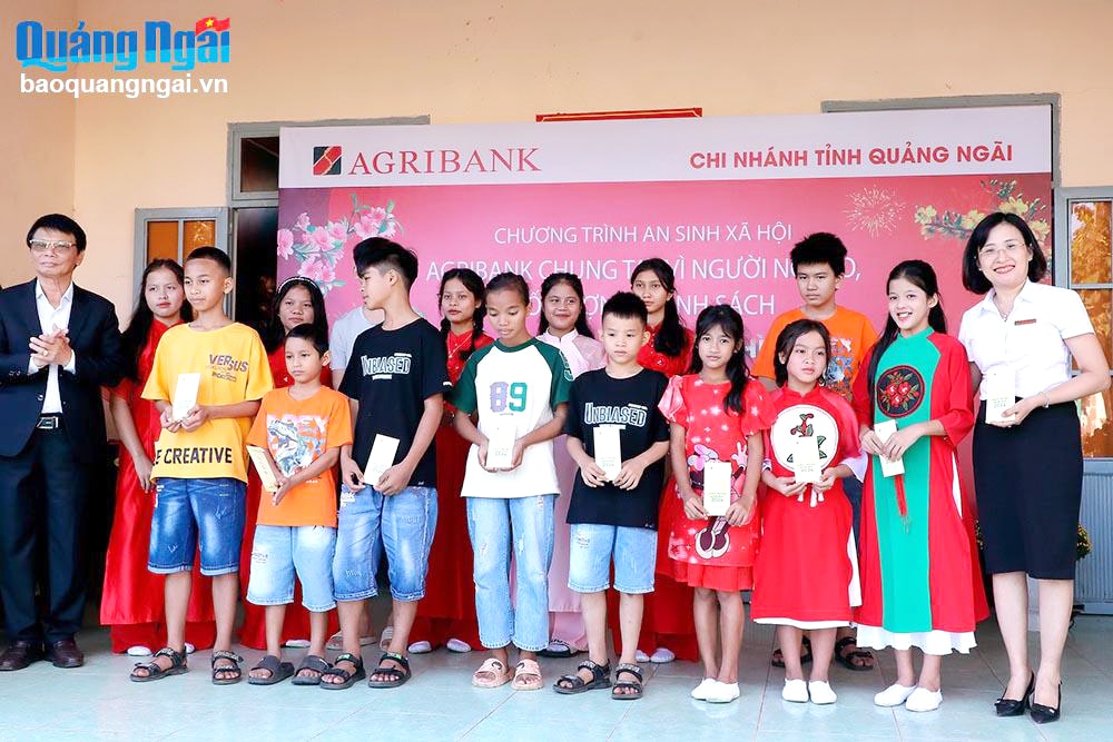 Agribank Quảng Ngãi trao quà Tết cho trẻ em tại Trung tâm Công tác xã hội tỉnh.
