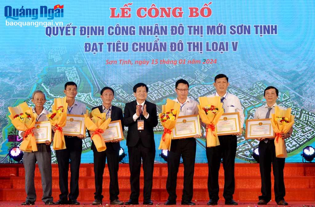 Khen thưởng các tập thể, cá nhân có thành tích xuất sắc trong quá trình hình thành và phát triển đô thị Sơn Tịnh đạt tiêu chuẩn loại V.
