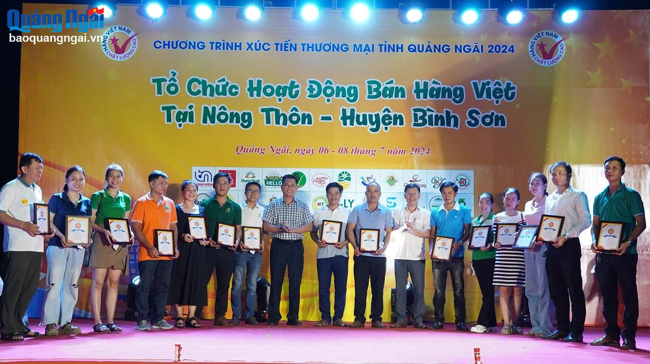 Ban tổ chức vinh danh các doanh nghiệp.