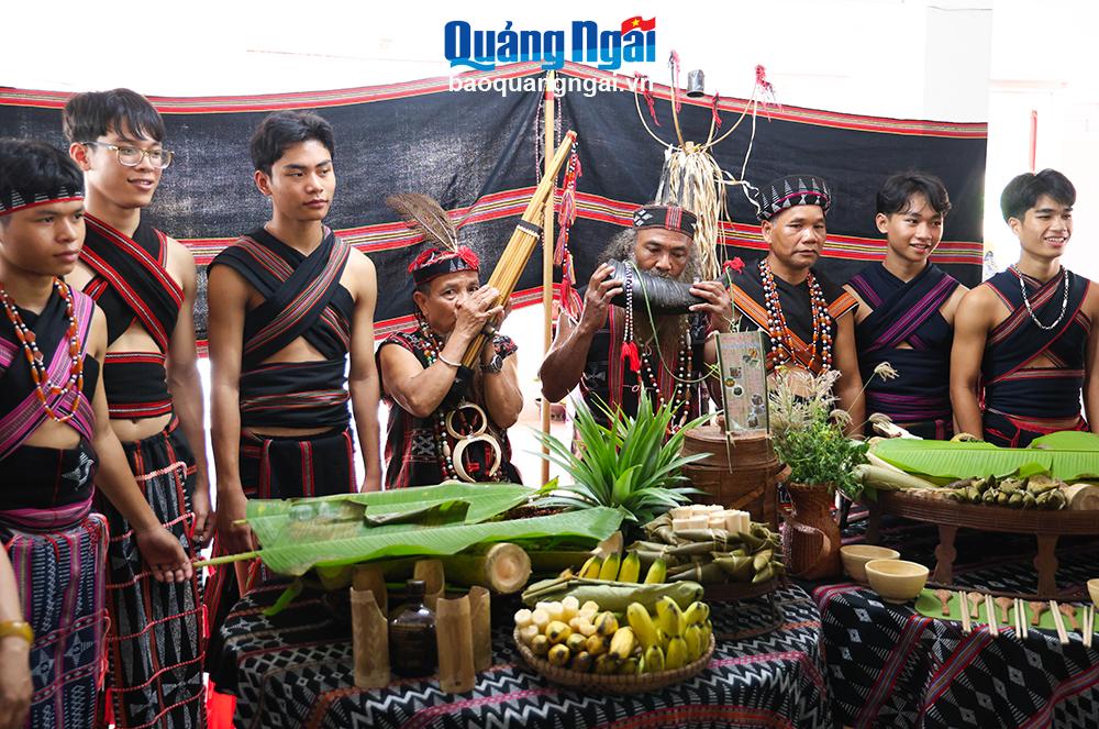 Già làng Alăng Minh, đến từ đoàn tỉnh Quảng Nam cho biết, đến với hội thi lần này, chúng tôi đem đến các món ăn như: Cơm lam, cá suối, bánh sừng trâu, sắn nướng ống tre... Đây đều là những món ăn gắn liền với cuộc sống của người đồng bào Cơ Tu.