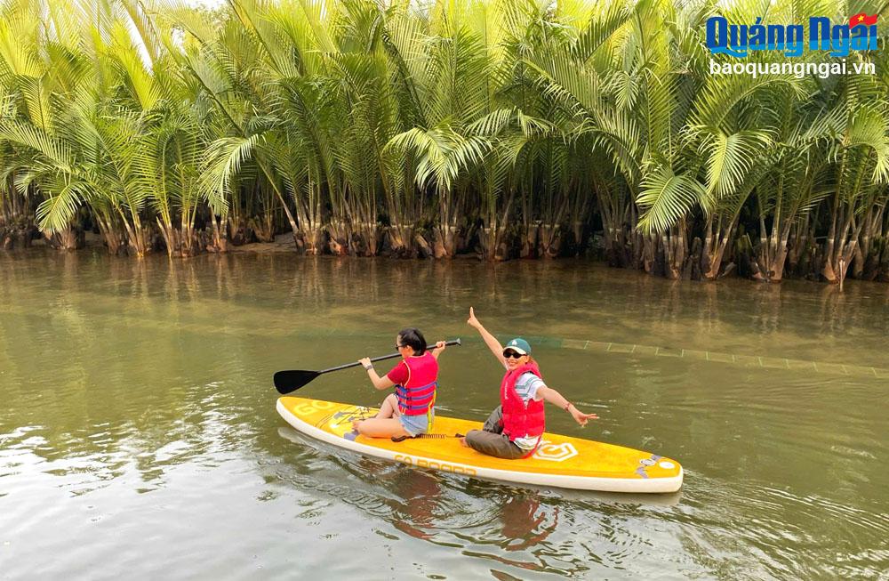 Rừng dừa nước Tịnh Khê (TP.Quảng Ngãi) là điểm đến ưa thích của nhiều du khách.