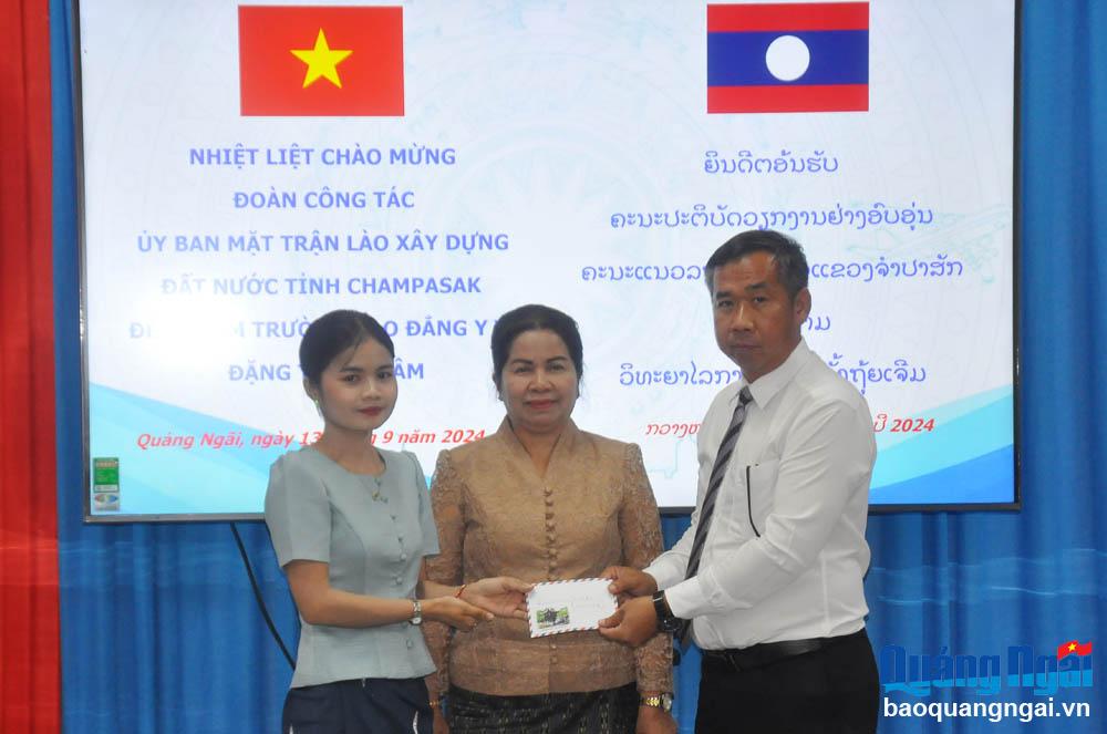 Đoàn Công tác tỉnh Champasak tặng quà cho sinh viên Lào đang học tại Trường Cao đẳng Y tế Đặng Thùy Trâm.