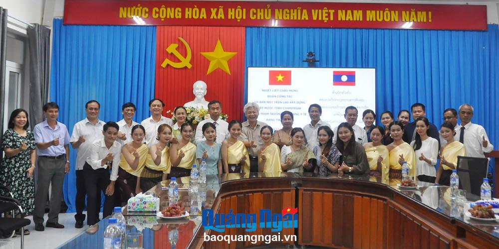 Đoàn công tác tỉnh Champasak chụp hình lưu niệm với lãnh đạo nhà trường và sinh viên Lào.