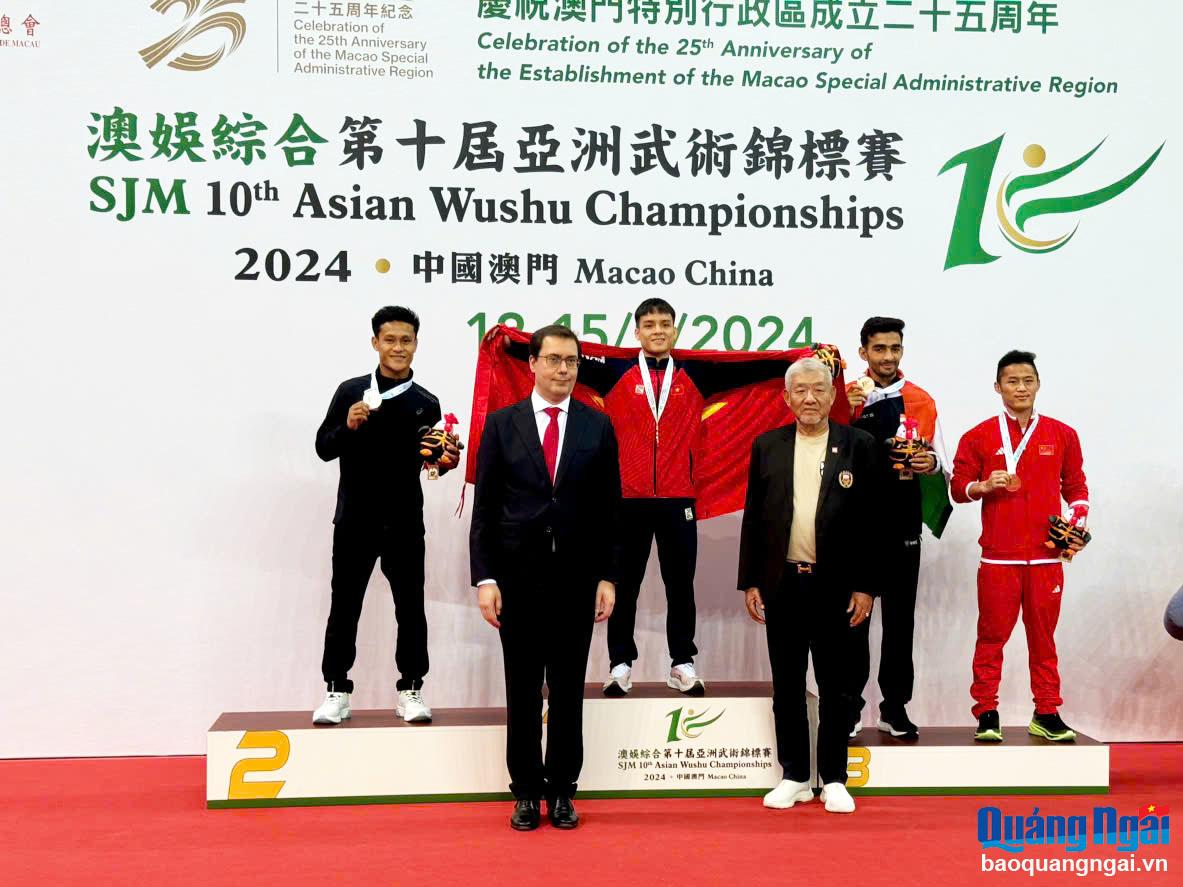 Võ sĩ Đinh Văn Tâm nhận huy chương Vàng tại giải Wushu châu Á năm 2024 tại Ma Cao (Trung Quốc).