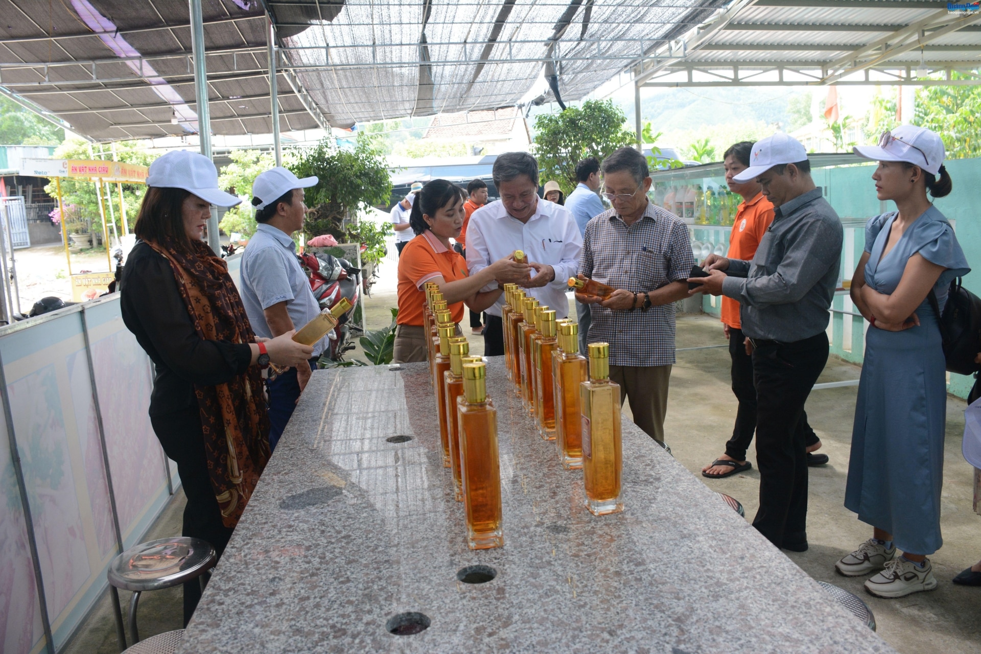 Các đại biểu tham quan, tìm hiểu sản phẩm thuộc Hợp tác xã Nông lâm nghiệp Đoàn Kết ở huyện Minh Long.