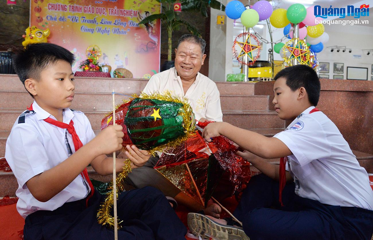 Nghệ nhân Trần Thanh Tùng hướng dẫn các học sinh làm lồng đèn truyền thống.