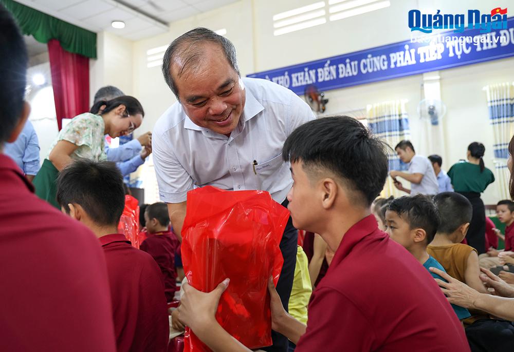 Phó Chủ tịch Thường trực UBND tỉnh Trần Hoàng Tuấn tặng quà Trung thu cho trẻ khuyết tật tại Trung tâm hỗ trợ phát triển giáo dục hòa nhập tỉnh.