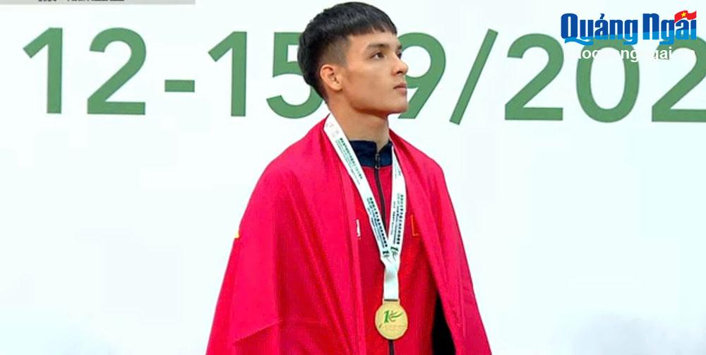 Võ sĩ Đinh Văn Tâm nhận huy chương Vàng tại Giải vô địch Wushu châu Á năm 2024 đang hướng về quốc kỳ Việt Nam.