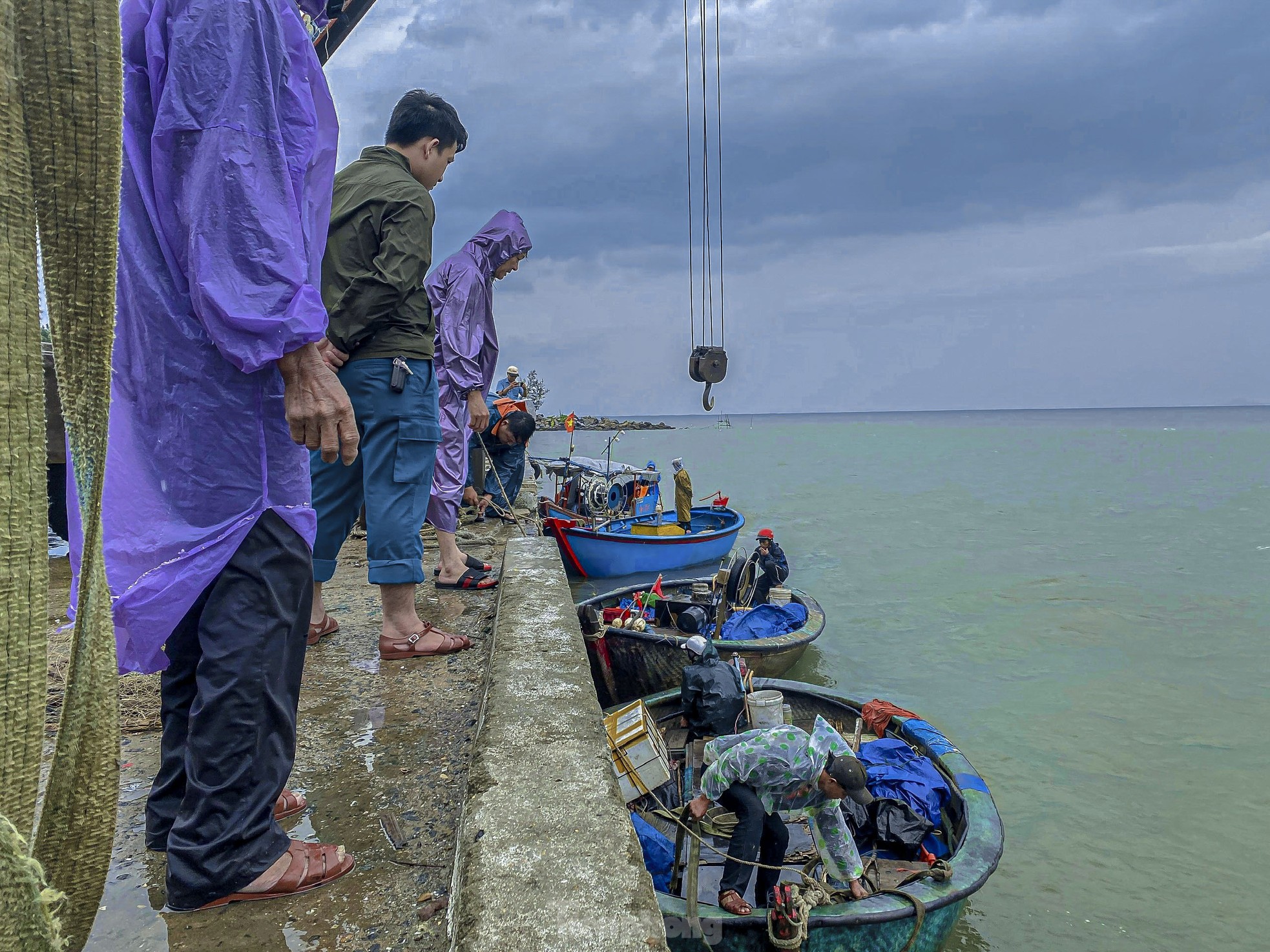 Ngư dân Đà Nẵng thuê xe cẩu đưa thuyền lên bờ tránh bão Trà Mi ảnh 2