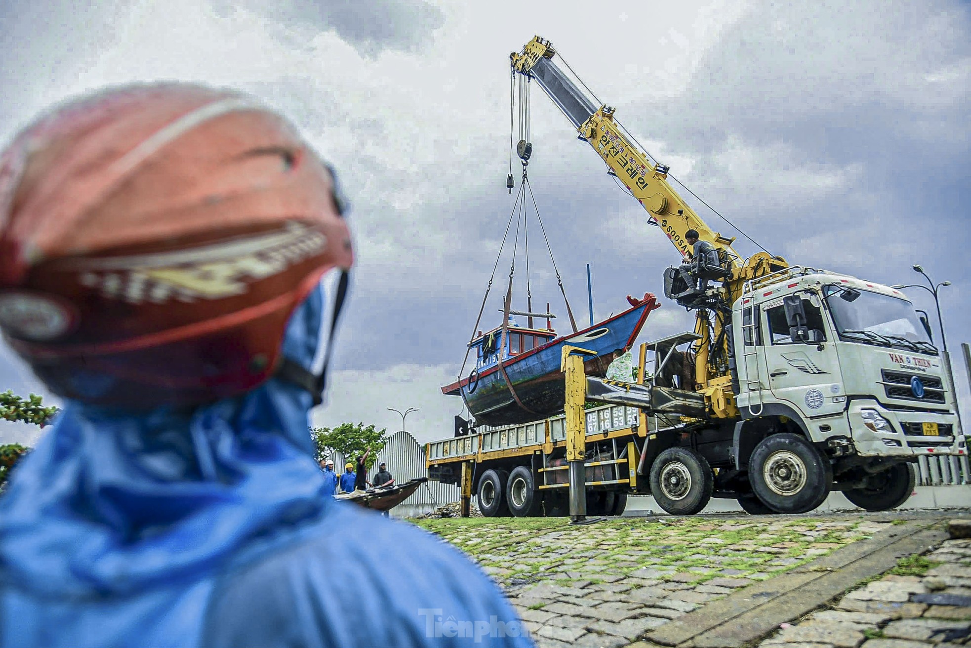 Ngư dân Đà Nẵng thuê xe cẩu đưa thuyền lên bờ tránh bão Trà Mi ảnh 6