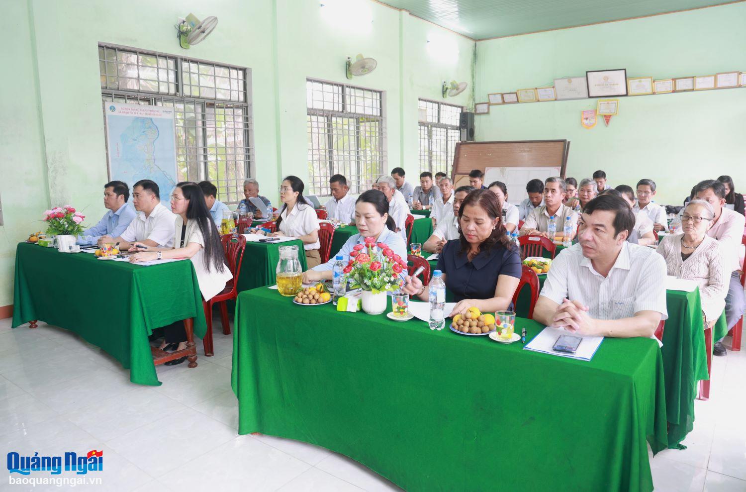 Các đại biểu và đảng viên Chi bộ thôn Phú Thọ, xã Hành Tín Tây (Nghĩa Hành) dự buổi sinh hoạt. 