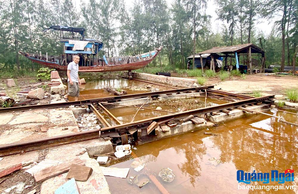 Đang vào mùa sửa chữa tàu thuyền nhưng cơ sở đóng mới, sửa chữa tàu thuyền của ông Nguyễn Lịch, ở xã Tịnh Hòa (TP.Quảng Ngãi) lại khá vắng vẻ.
