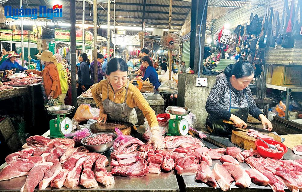 Hầu hết thịt heo tại các chợ trên địa bàn tỉnh được cung cấp từ các điểm giết mổ nhỏ lẻ. 
       Ảnh: THANH PHONG 