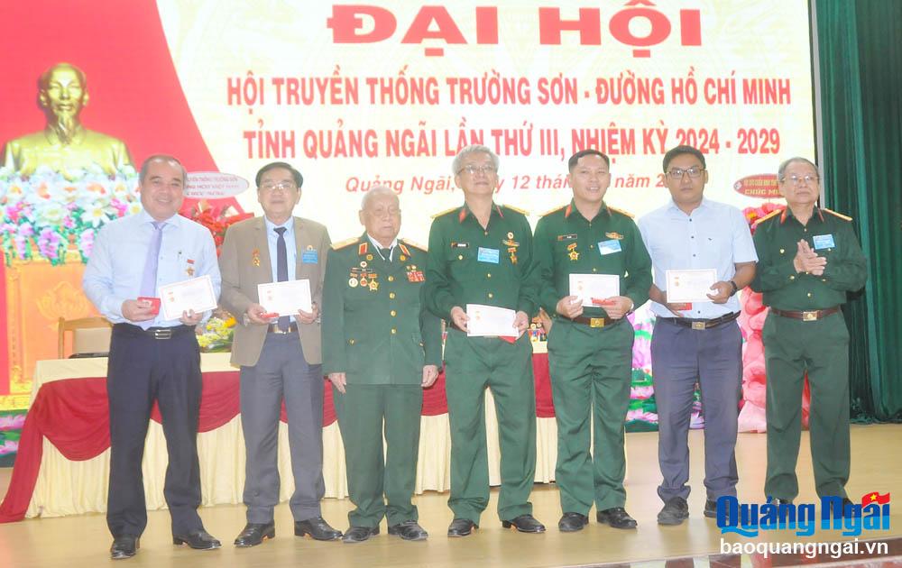 Phó Chủ tịch Thường trực UBND tỉnh Trần Hoàng Tuấn và một số cán bộ của tỉnh nhận Kỷ niệm chương Chiến sĩ Trường Sơn. 