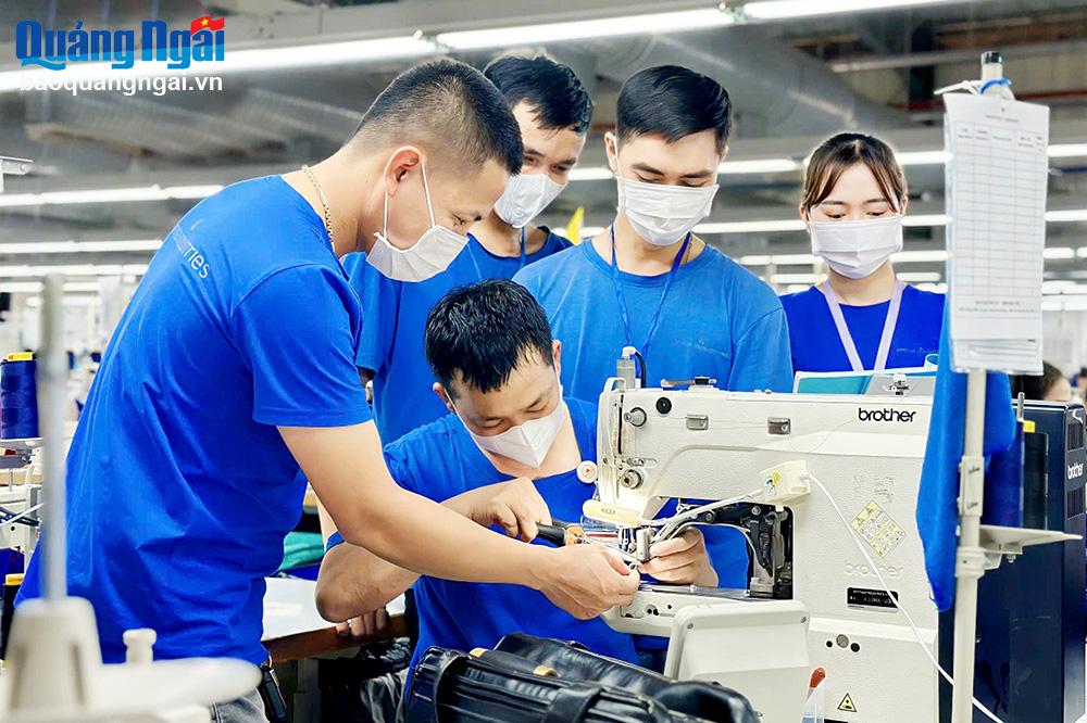 Công nhân Công ty TNHH Mensa Industries trong ca làm việc.                                                                                                          Ảnh: ĐVCC