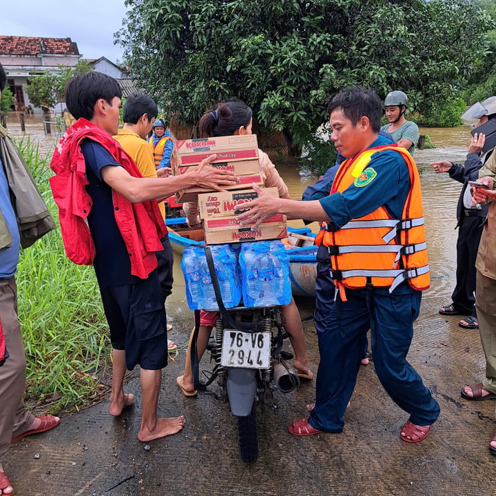 Chính quyền địa phương hỗ trợ lương thực cho bà con có nhà cửa bị ngập lụt. (Ảnh: N.Đ)