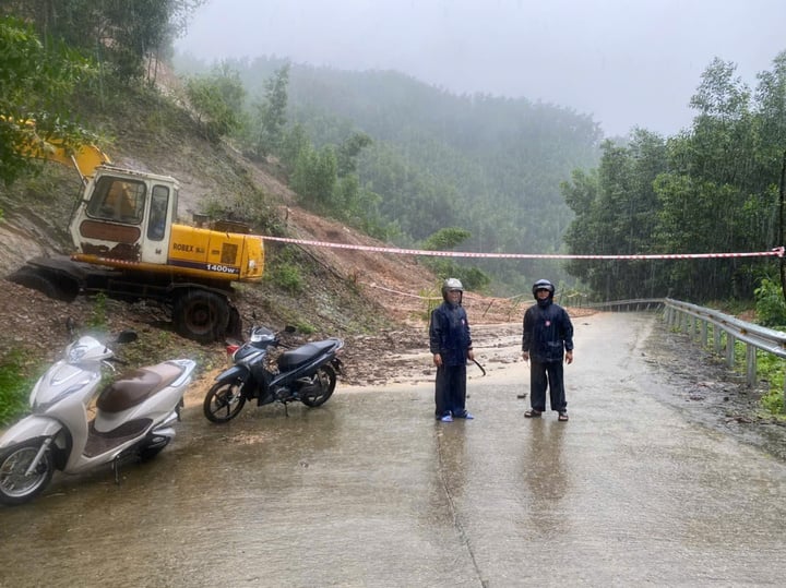 Không chỉ gây ngập lụt, mưa lớn còn gây ra sạt lở trên tuyến đường thuộc xã Thanh An, huyện miền núi Minh Long với chiều dài khoảng 50m, khối lượng khoảng 500m3. (Ảnh: N.Đ)