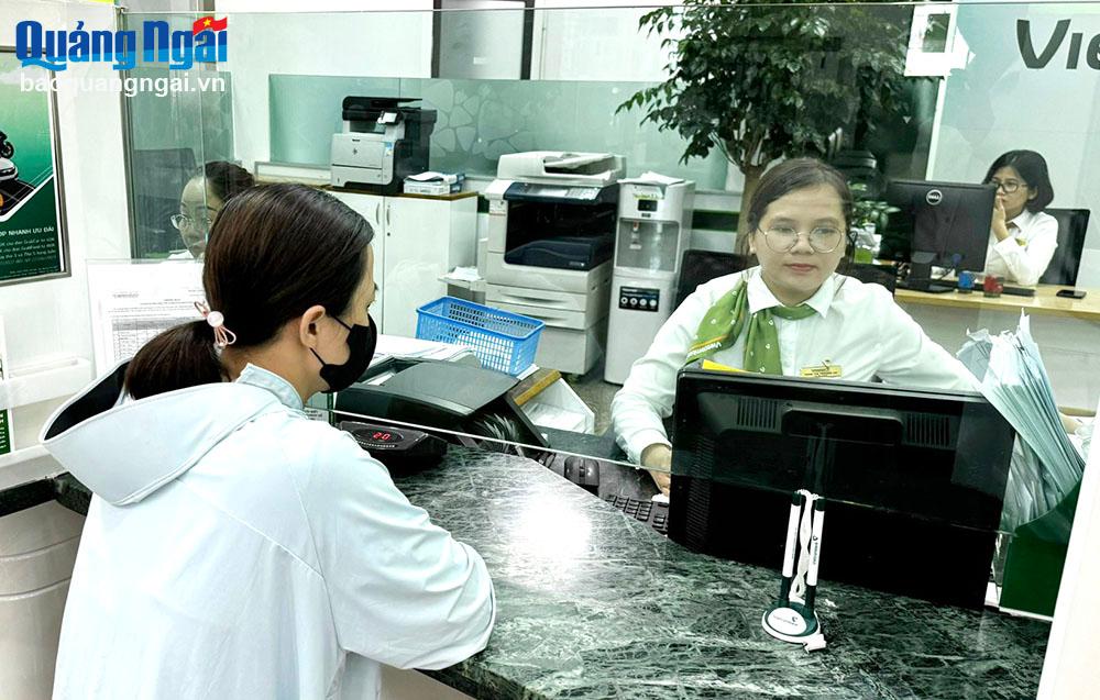 Khách hàng giao dịch tại Vietcombank Quảng Ngãi.