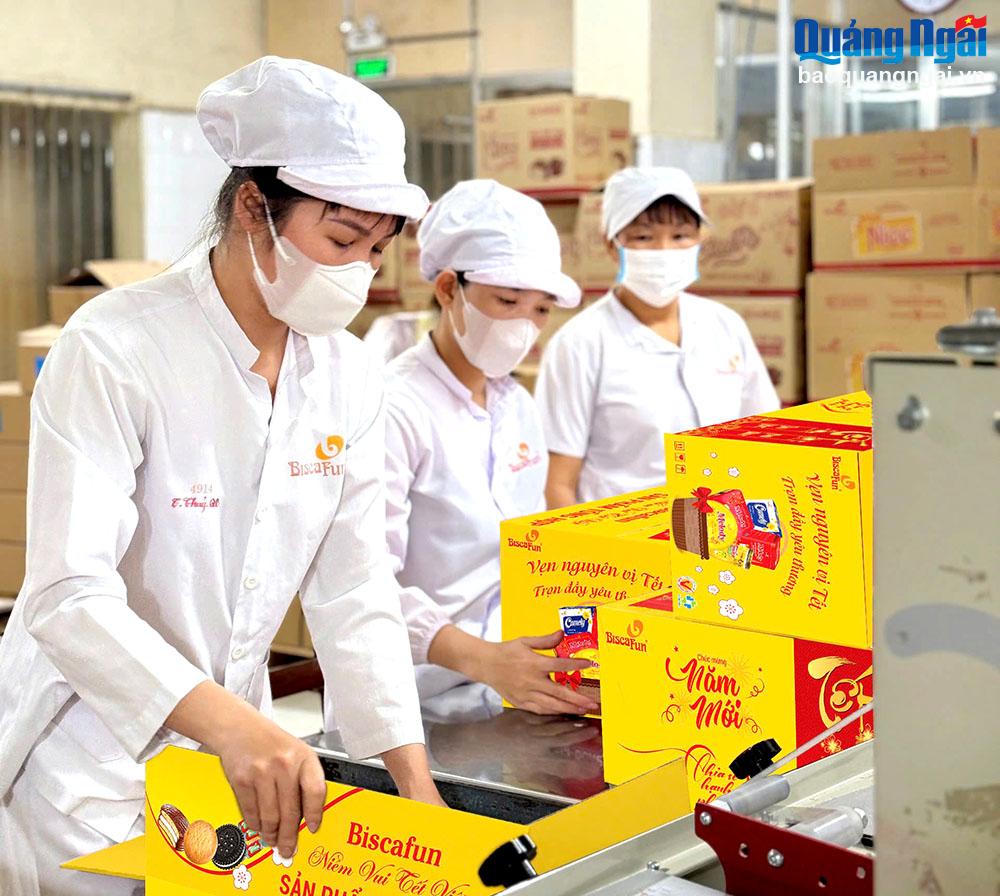 Sản xuất hàng phục vụ tết Nguyên đán Ất Tỵ tại Nhà máy Bánh kẹo Biscafun (Công ty CP Đường Quảng Ngãi).	