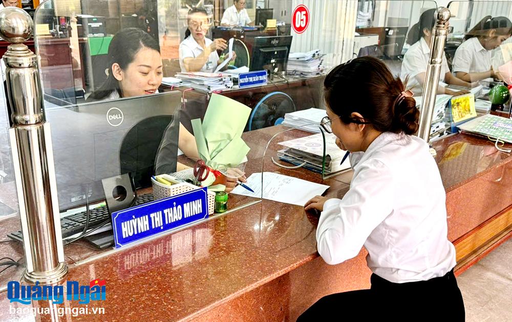 Người dân thực hiện các thủ tục khi giao dịch tại Kho bạc Nhà nước tỉnh.	