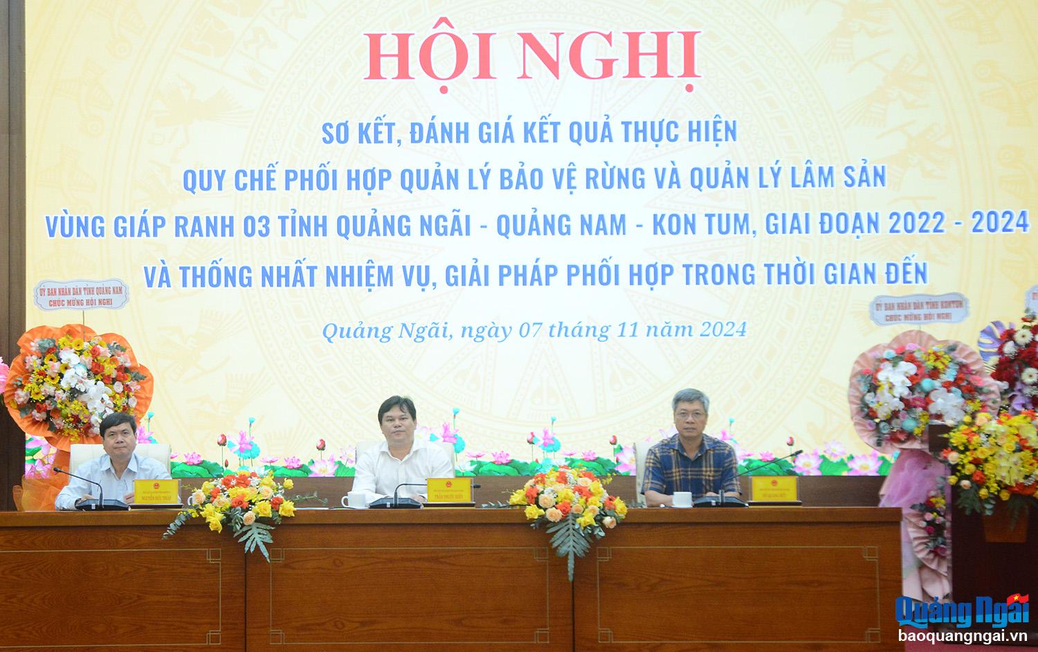 Phó Chủ tịch UBND tỉnh Quảng Ngãi Trần Phước Hiền, Phó Chủ tịch UBND tỉnh Quảng Nam Hồ Quang Bửu và Phó Chủ tịch UBND tỉnh Kon Tum Nguyễn Hữu Tháp chủ trì hội nghị.  