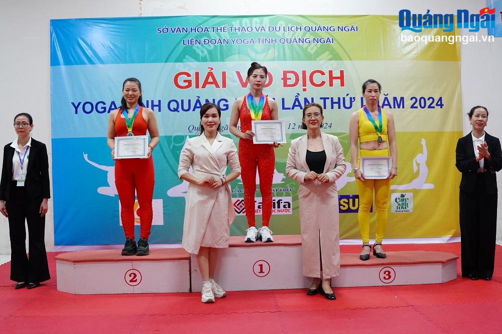 Trao giải huy chương Vàng cho CLB Shes Yoga. 