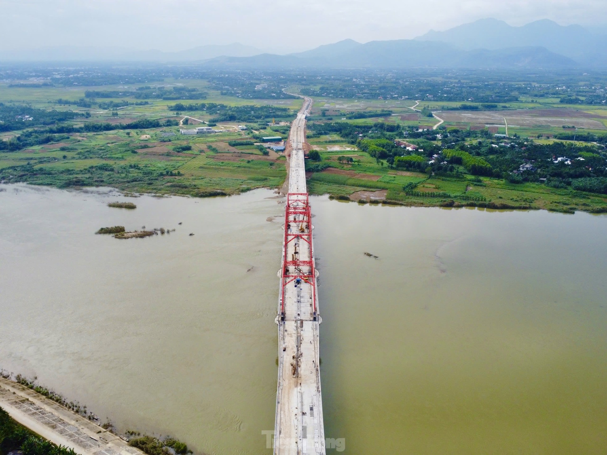 Hình hài cầu vòm thép đầu tiên ở Quảng Ngãi sẵn sàng thông xe vào cuối năm ảnh 1