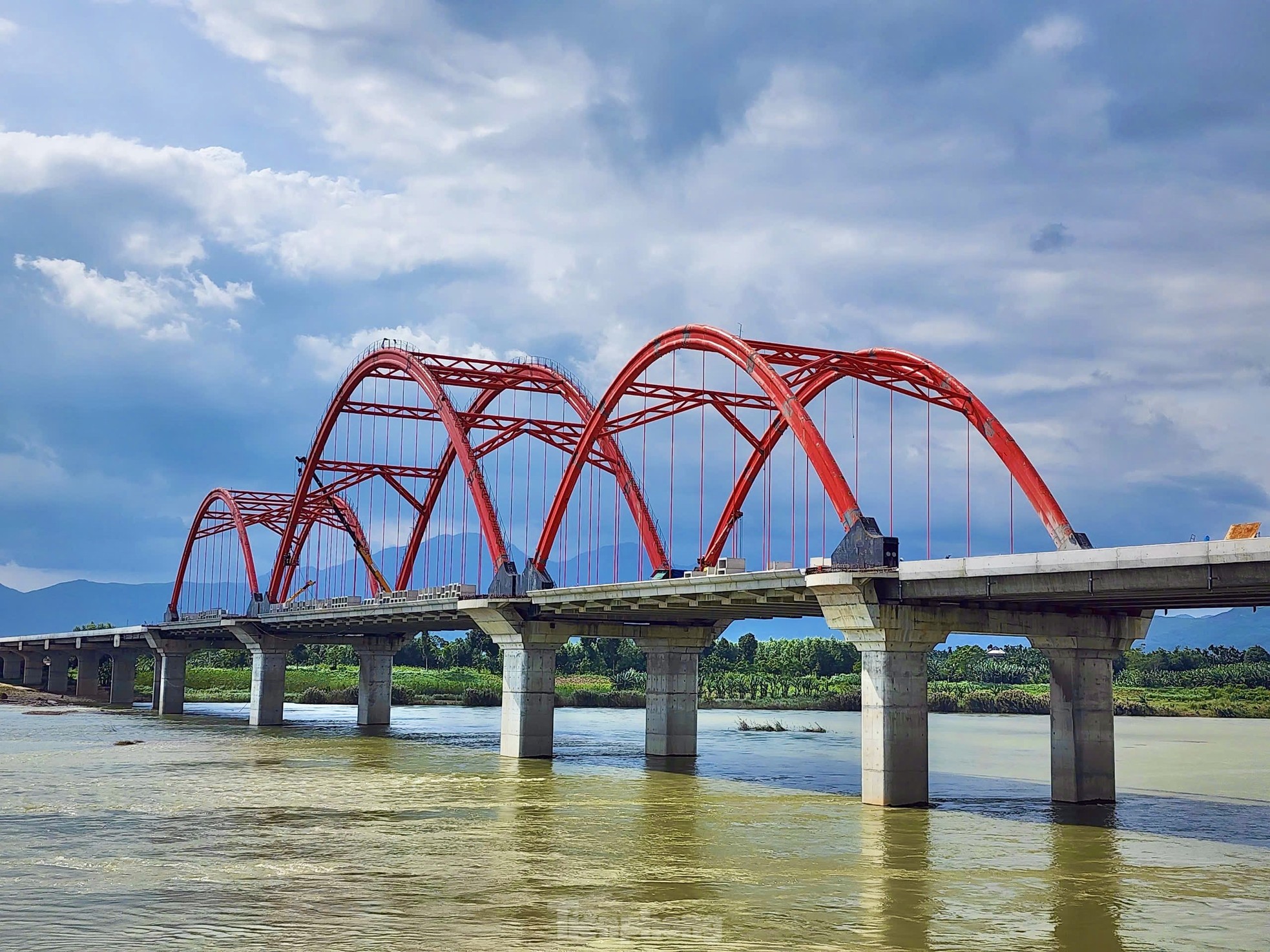 Hình hài cầu vòm thép đầu tiên ở Quảng Ngãi sẵn sàng thông xe vào cuối năm ảnh 22