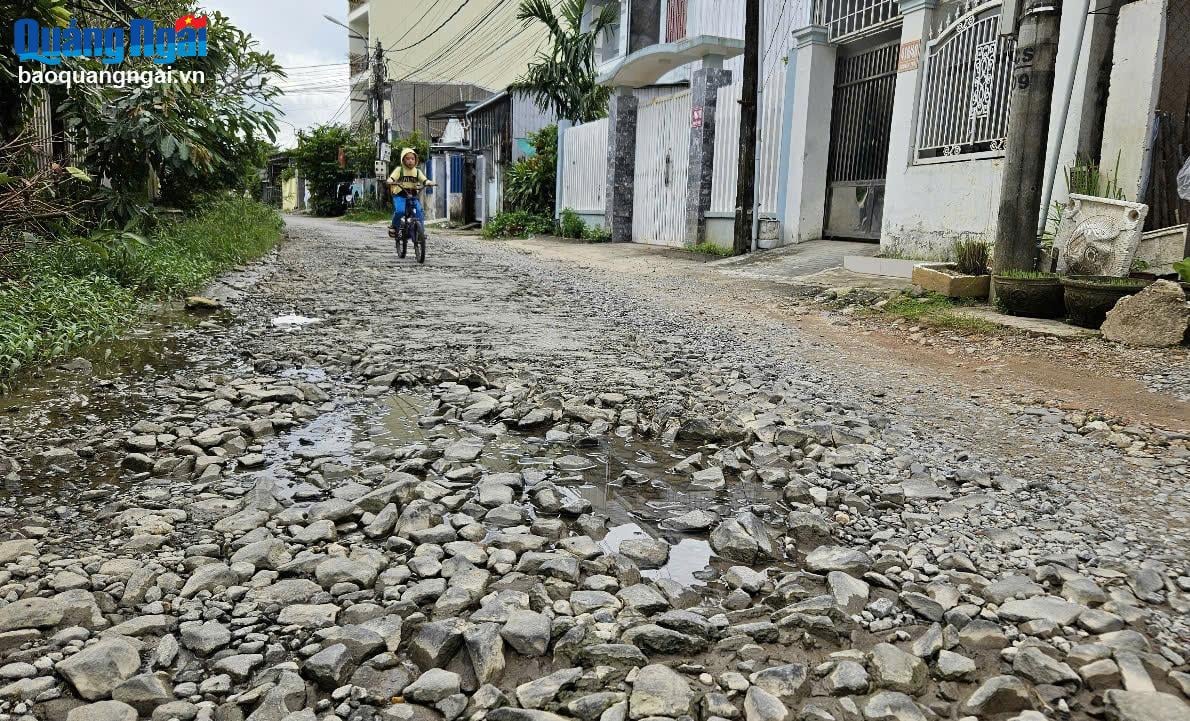 Nhiều đoạn, hẻm chỉ còn trơ sỏi đá, khiến việc lưu thông của người dân gặp nhiều khó khăn.