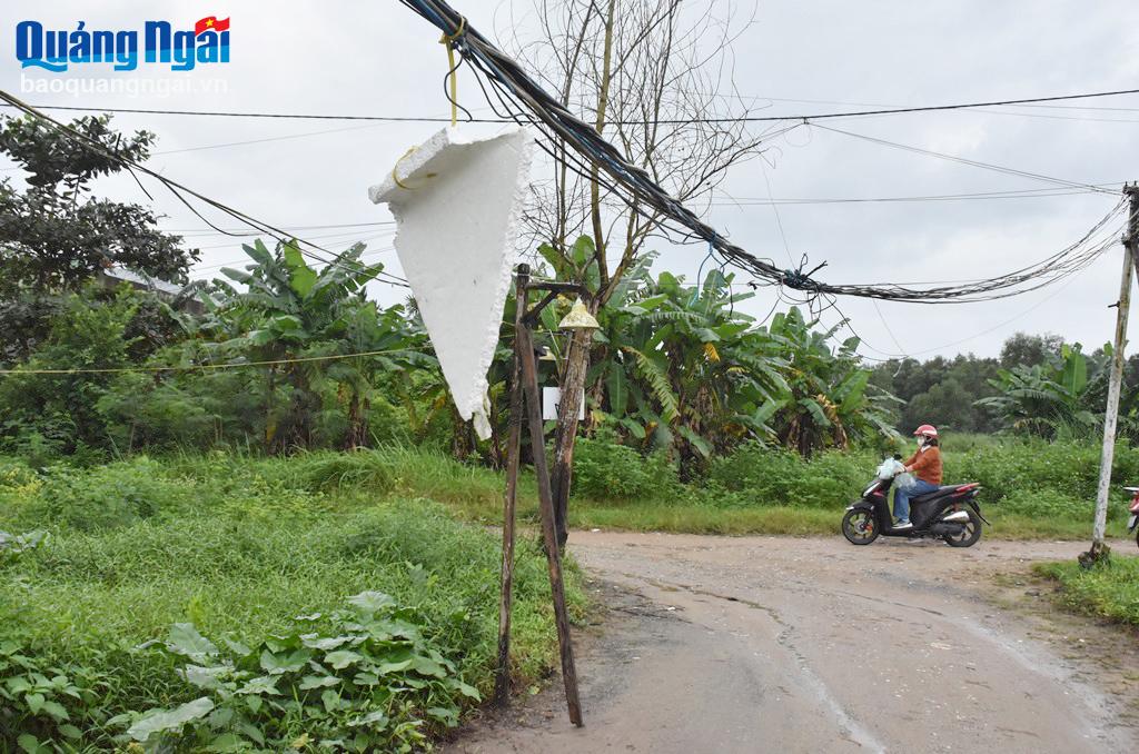 Hệ thống dây điện chiếu sáng tại hẻm 149, đường Ngô Sỹ Liên thường xuyên võng xuống đường, tiềm ẩn nguy cơ mất an toàn cho người và phương tiện lưu thông.