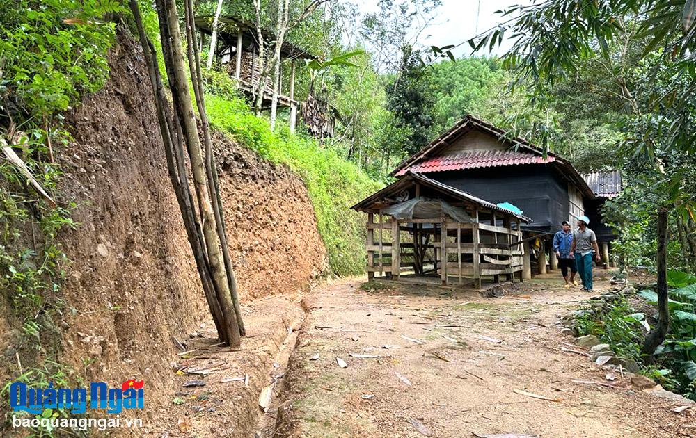 Dưới chân núi có nguy cơ xảy ra sạt lở là những ngôi nhà tạm của người dân ở tổ 1, thôn Gò Khôn, 
xã Ba Giang (Ba Tơ).
