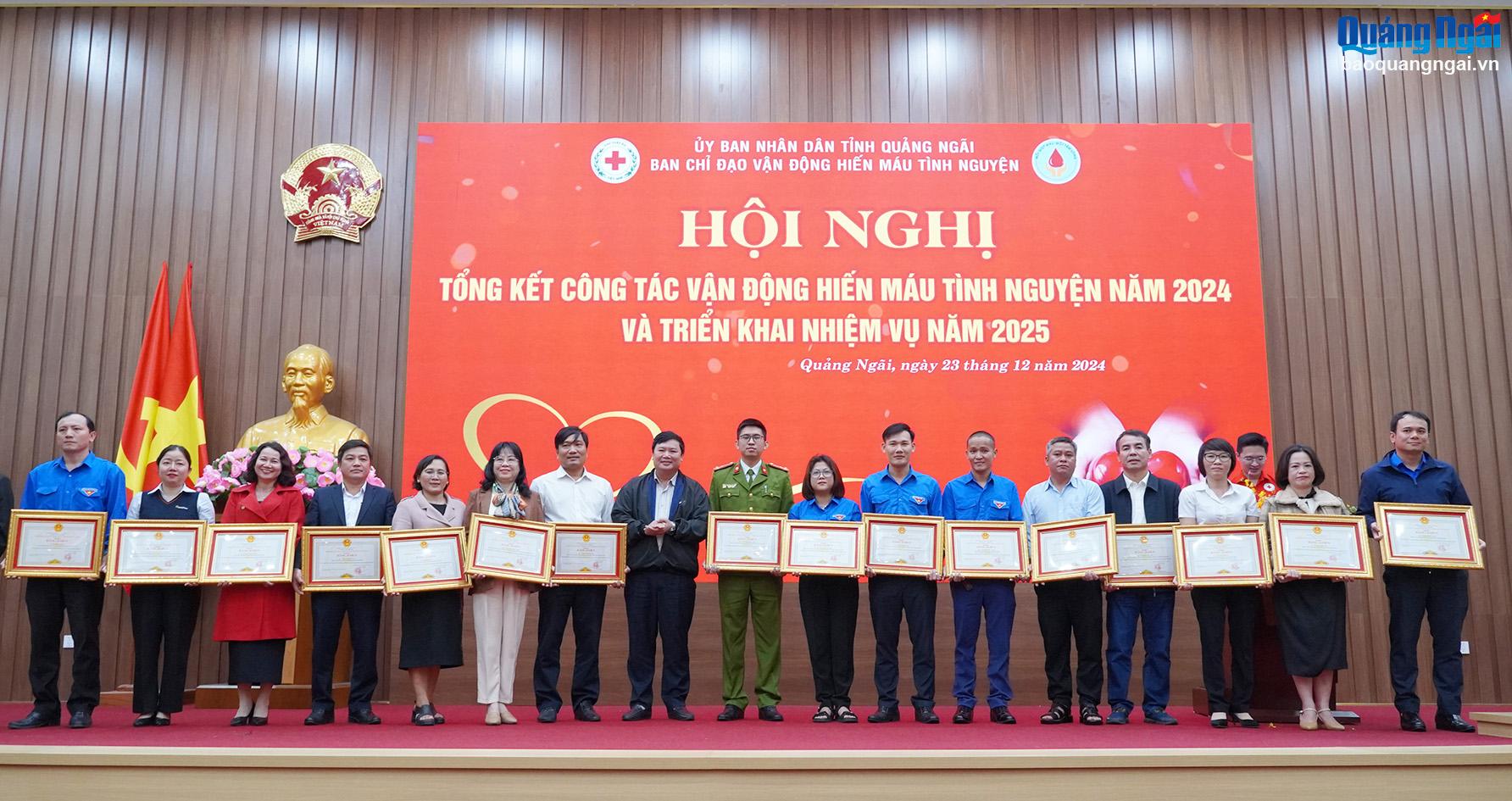 Các cá nhân nhận Bằng khen vì thành tích xuất sắc trong công tác hiến máu tình nguyện năm 2024.