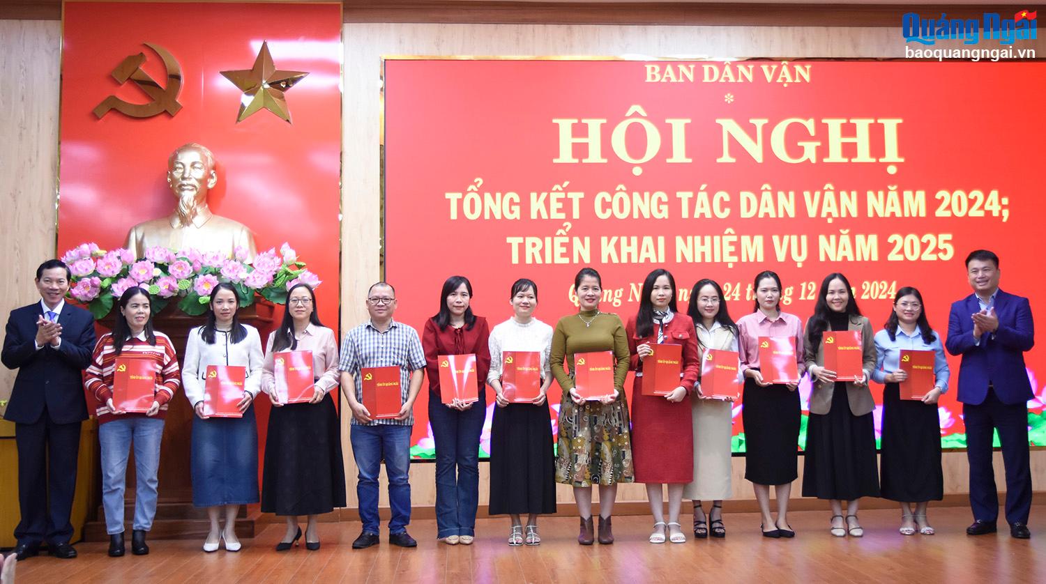 
Phó Bí thư Thường trực Tỉnh ủy, Trưởng đoàn ĐBQH tỉnh Đặng Ngọc Huy và Trưởng ban Dân vận Tỉnh ủy, Chủ tịch Ủy ban MTTQ Việt Nam tỉnh Võ Thanh An trao thưởng cho các tác giả, nhóm tác giả có tác phẩm vào vòng chung khảo Cuộc thi báo chí viết về tấm gương “Dân vận khéo” tỉnh Quảng Ngãi giai đoạn 2021 - 2025.
