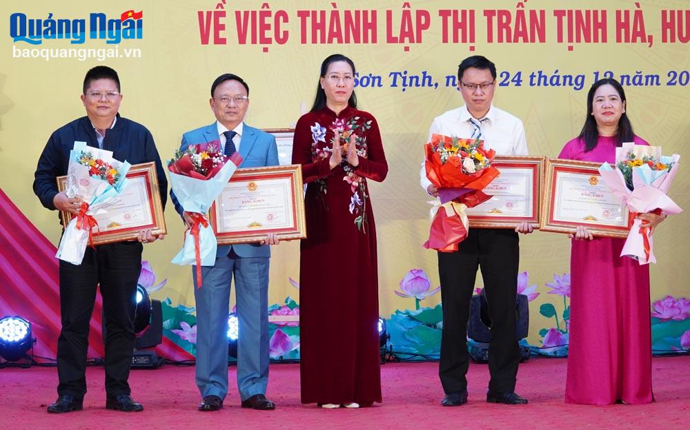 Bí thư Tỉnh ủy Bùi Thị Quỳnh Vân trao Bằng khen của Chủ tịch UBND tỉnh cho các tập thể có thành tích xuất sắc trong quá trình hình thành thị trấn Tịnh Hà.